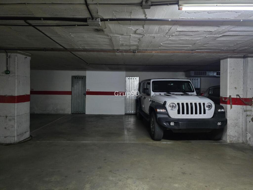 Imagen 2 de ¡Venta de 2 amplias plazas de parking con trastero en Plaça de les Magnolies!
