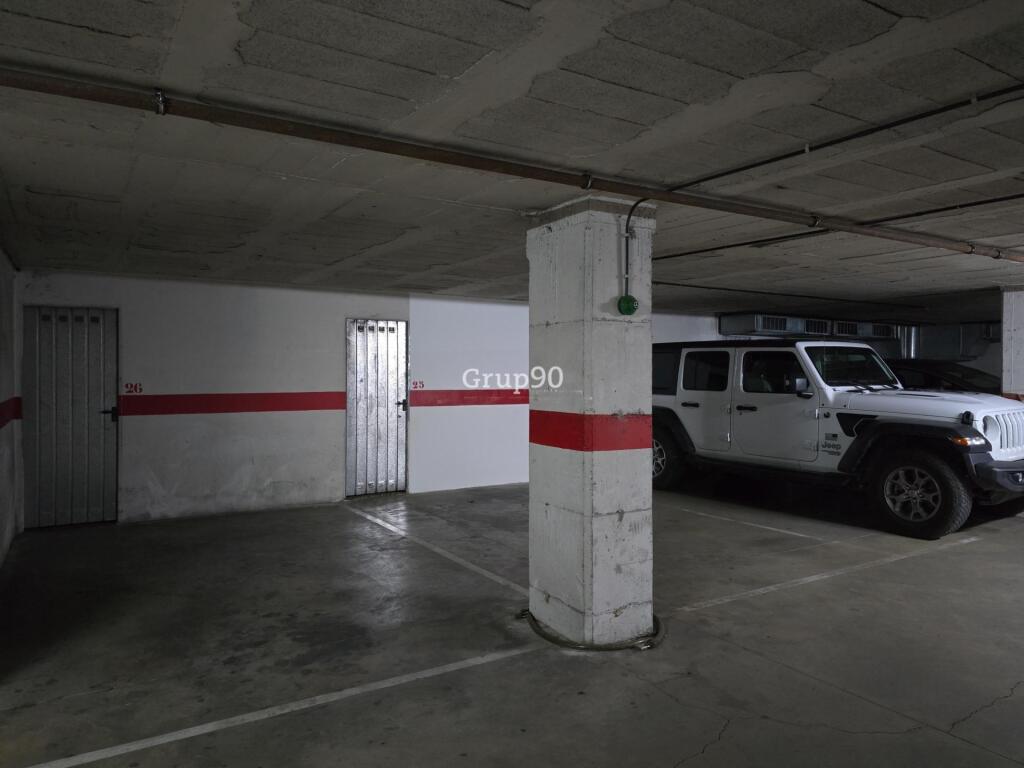 Imagen 3 de ¡Venta de 2 amplias plazas de parking con trastero en Plaça de les Magnolies!