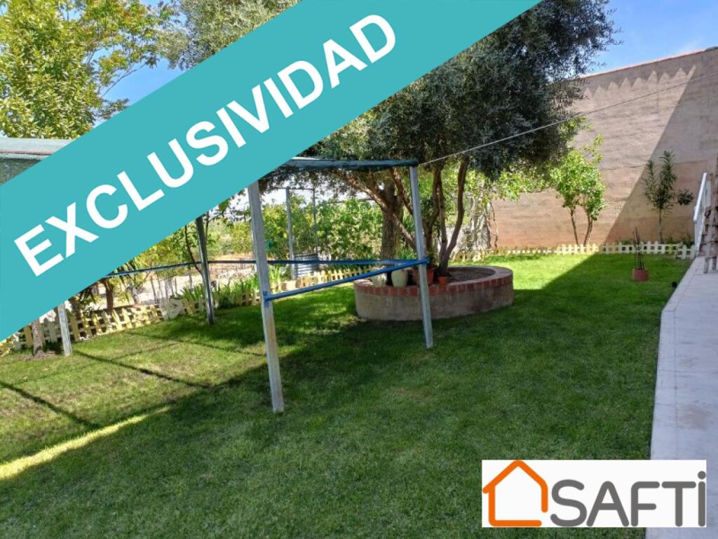 Imagen 2 de "Perfecta para familias que buscan calidad de vida."   Déjame que te cuente....te presentamos este extraordinario chalet con piscina de obra