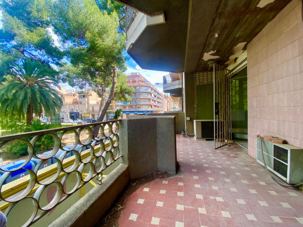 Imagen 2 de Amplio piso en el centro de Tortosa a reformar