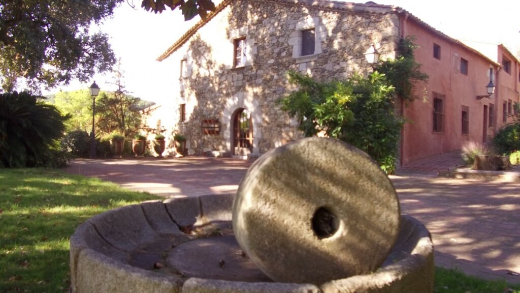 Imagen 2 de Preciosa Masía del siglo XVII rodeada de bosque en el corazón del Montnegre