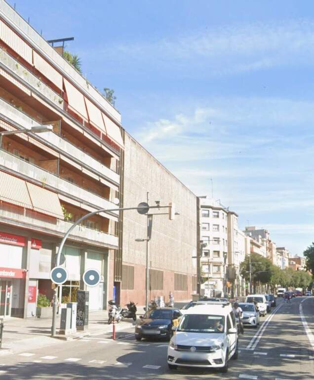 Imagen 2 de local comercial con amplio escaparate en el Passeig Maragall.