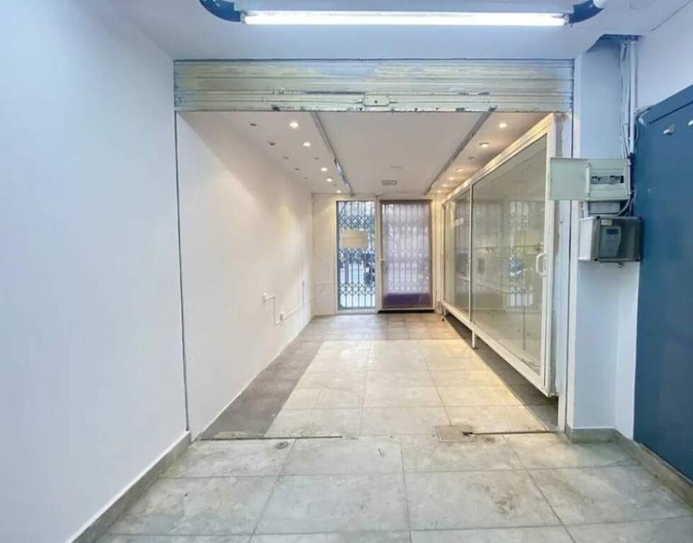 Imagen 3 de local comercial con amplio escaparate en el Passeig Maragall.