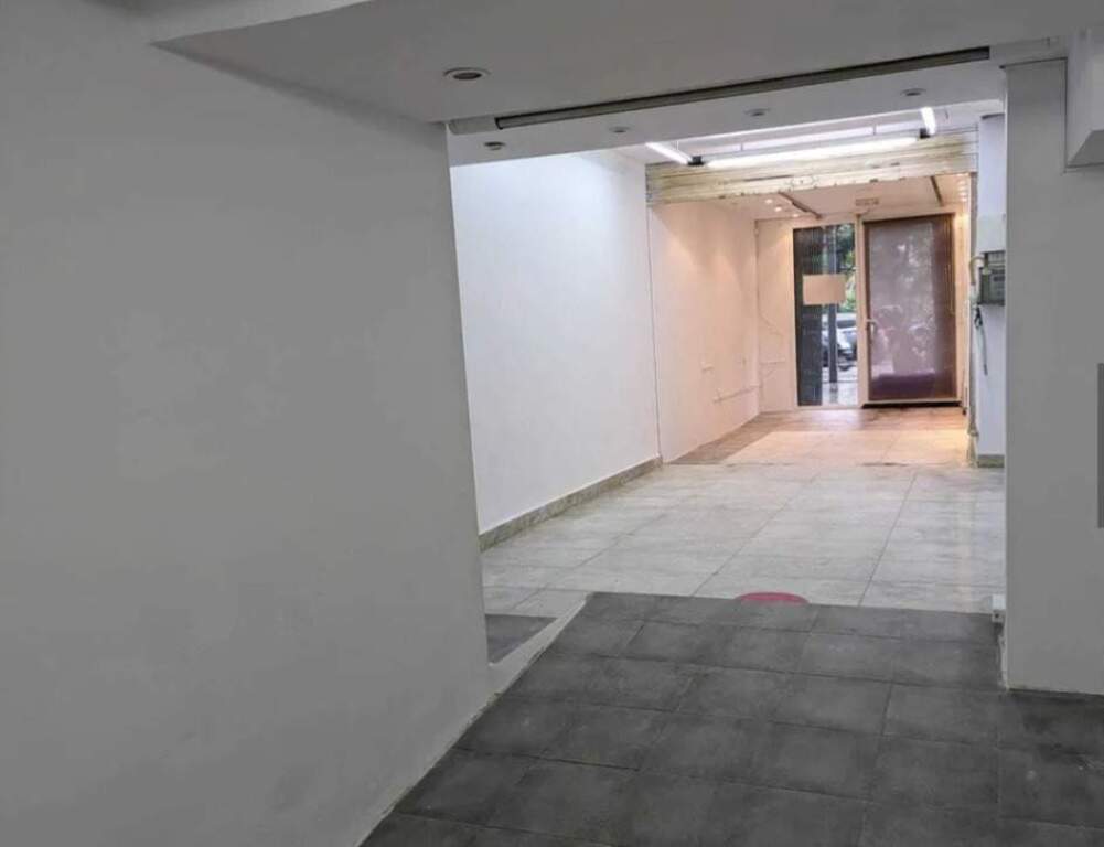 Imagen 4 de local comercial con amplio escaparate en el Passeig Maragall.
