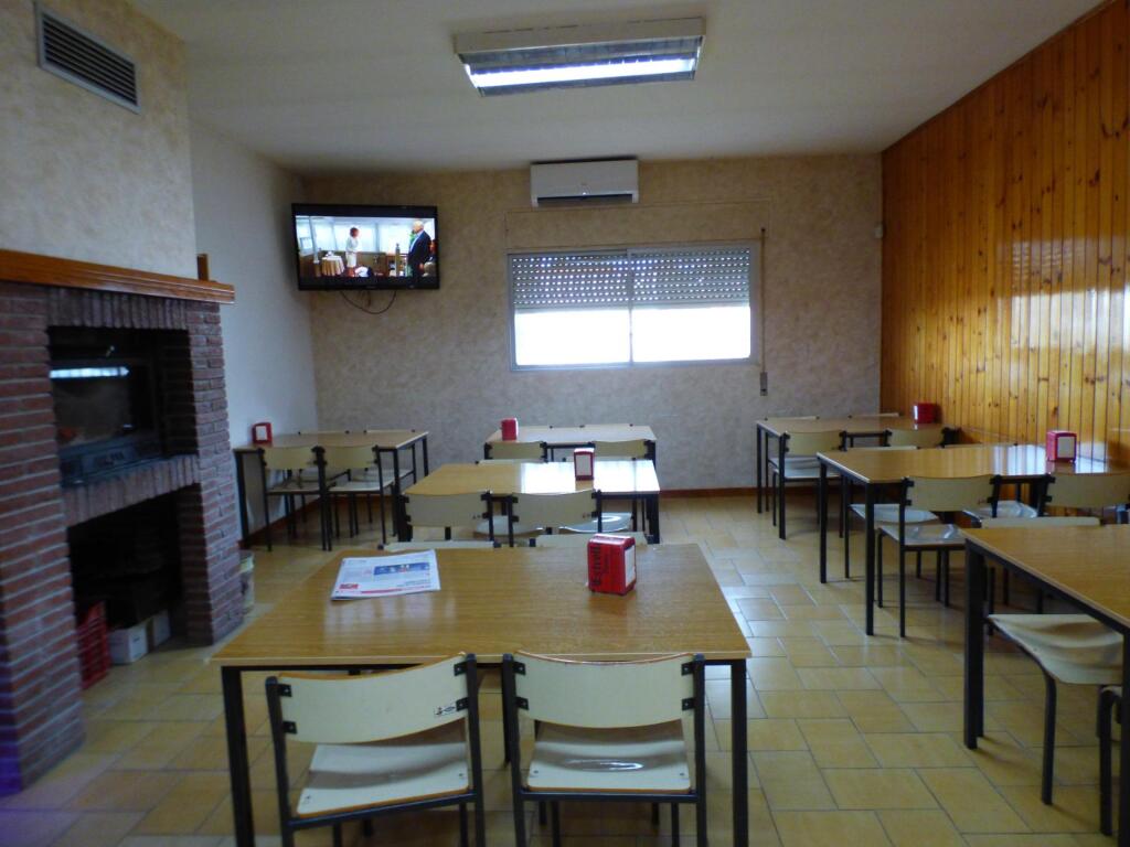 Imagen 2 de CASA EN CONSTRUCCIÓN CON LOCAL COMERCIAL ALQUILADO EN FUNCIONAMIENTO  EN CASTELLNOU DE BAGES