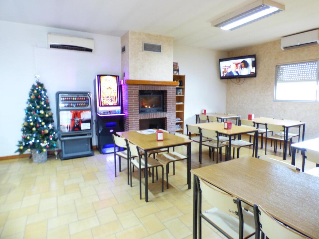 Imagen 3 de CASA EN CONSTRUCCIÓN CON LOCAL COMERCIAL ALQUILADO EN FUNCIONAMIENTO  EN CASTELLNOU DE BAGES