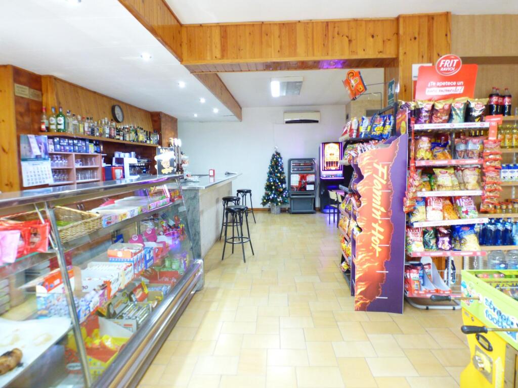 Imagen 4 de CASA EN CONSTRUCCIÓN CON LOCAL COMERCIAL ALQUILADO EN FUNCIONAMIENTO  EN CASTELLNOU DE BAGES