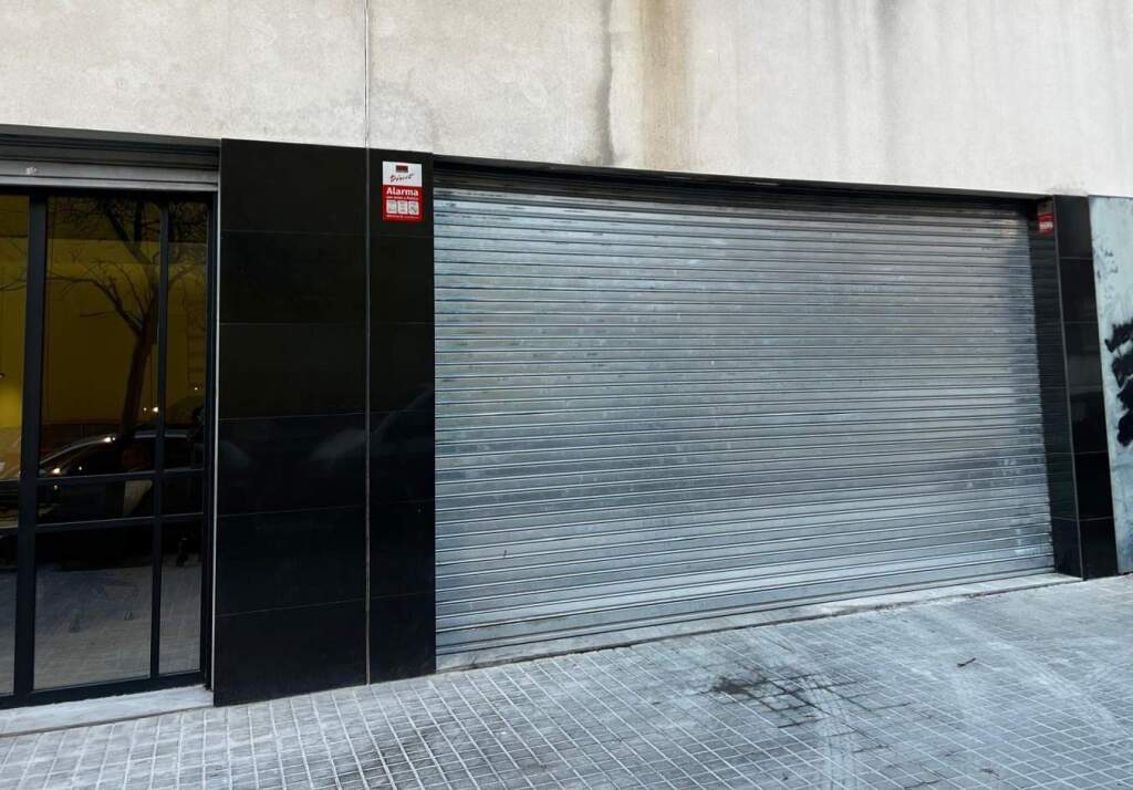 Imagen 2 de Se alquila local comercial en La Pau 189 m2