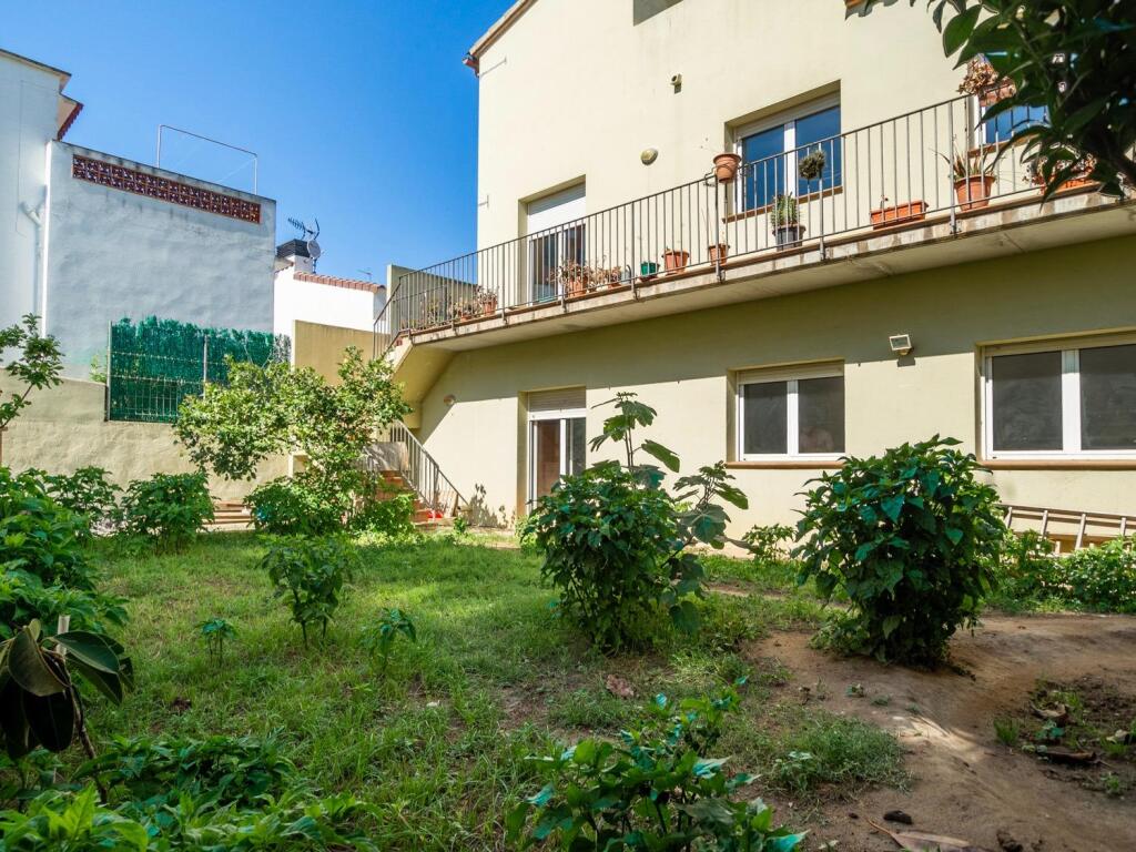 Imagen 2 de Casa espaciosa con jardín privado