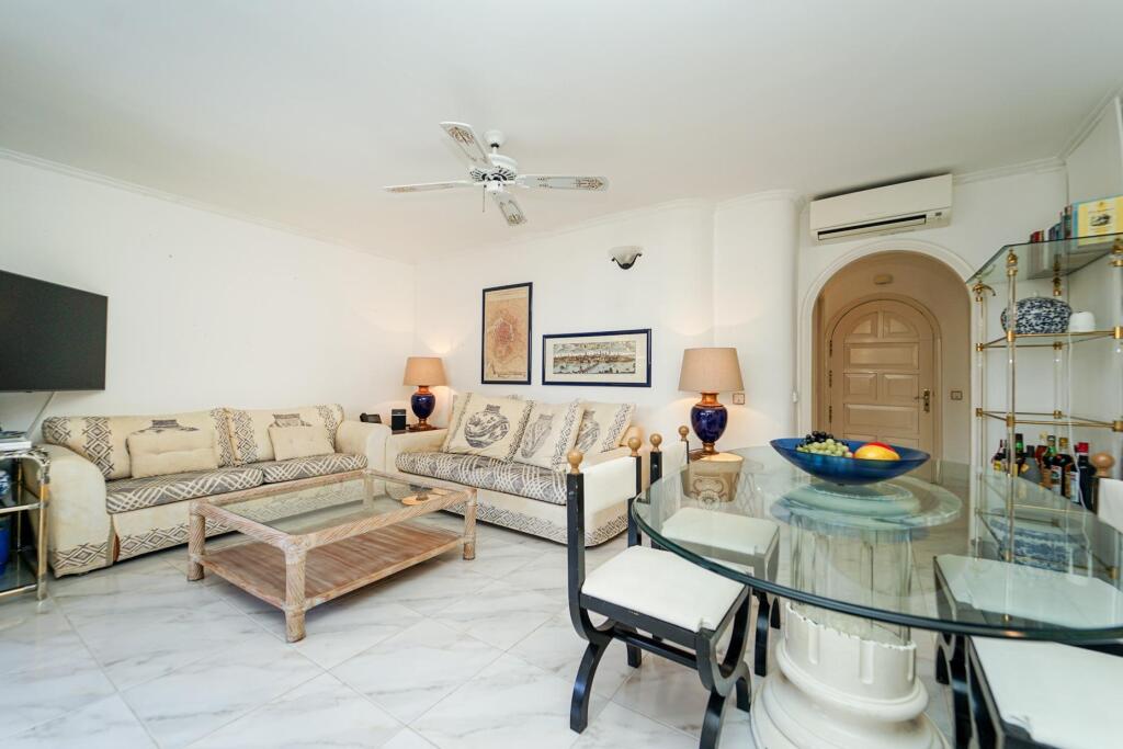 Imagen 4 de Apartamento exclusivo en el popular complejo Aquamarina: en primera línea de playa.