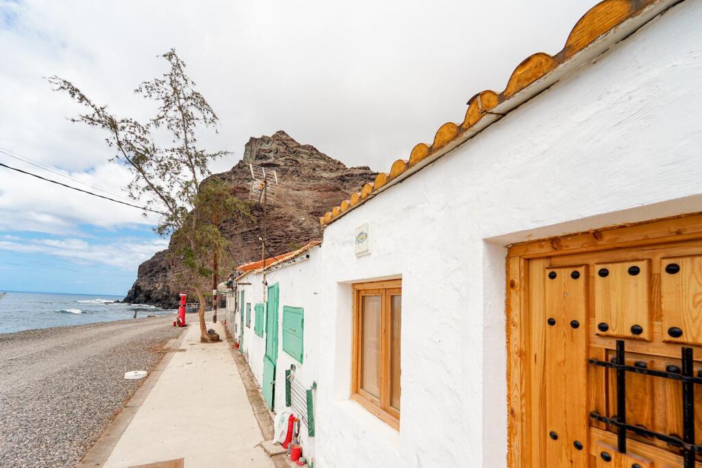 Imagen 4 de ¡Propiedad única junto a la playa en Playa de Tasarte – Una oportunidad inmejorable!
