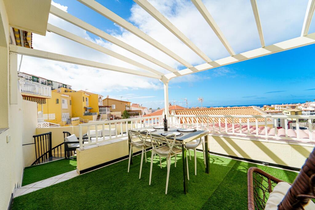 Imagen 2 de ¡Encantador dúplex modernizado! Propiedad de 3 dormitorios con impresionantes vistas y amplias zonas