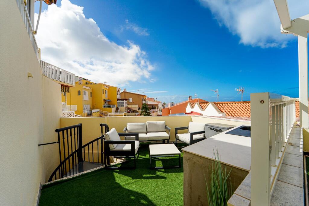 Imagen 3 de ¡Encantador dúplex modernizado! Propiedad de 3 dormitorios con impresionantes vistas y amplias zonas