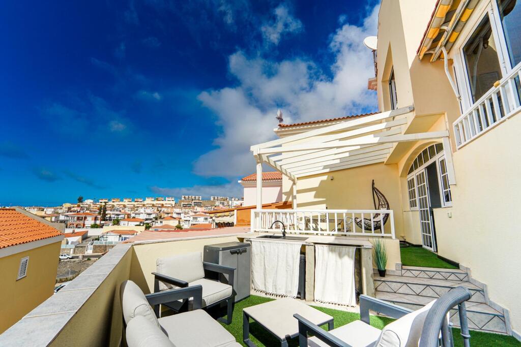 Imagen 4 de ¡Encantador dúplex modernizado! Propiedad de 3 dormitorios con impresionantes vistas y amplias zonas