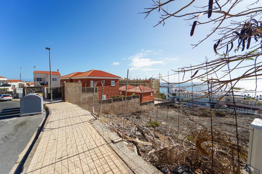 Imagen 2 de Terreno único en Arguineguín – 695 m² con gran potencial y vistas increíbles al mar