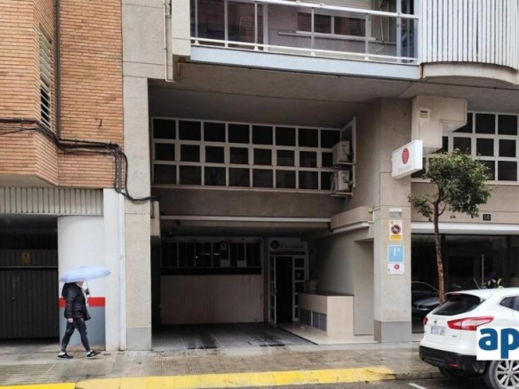 Imagen 1 de Parking en venta en la zona de Joc de la Bola/Camp d'Esports