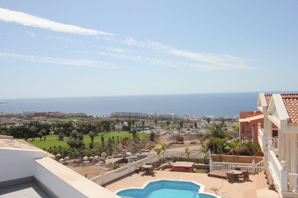 Imagen 3 de Majestuosa villa de lujo en La Caleta con vistas al mar