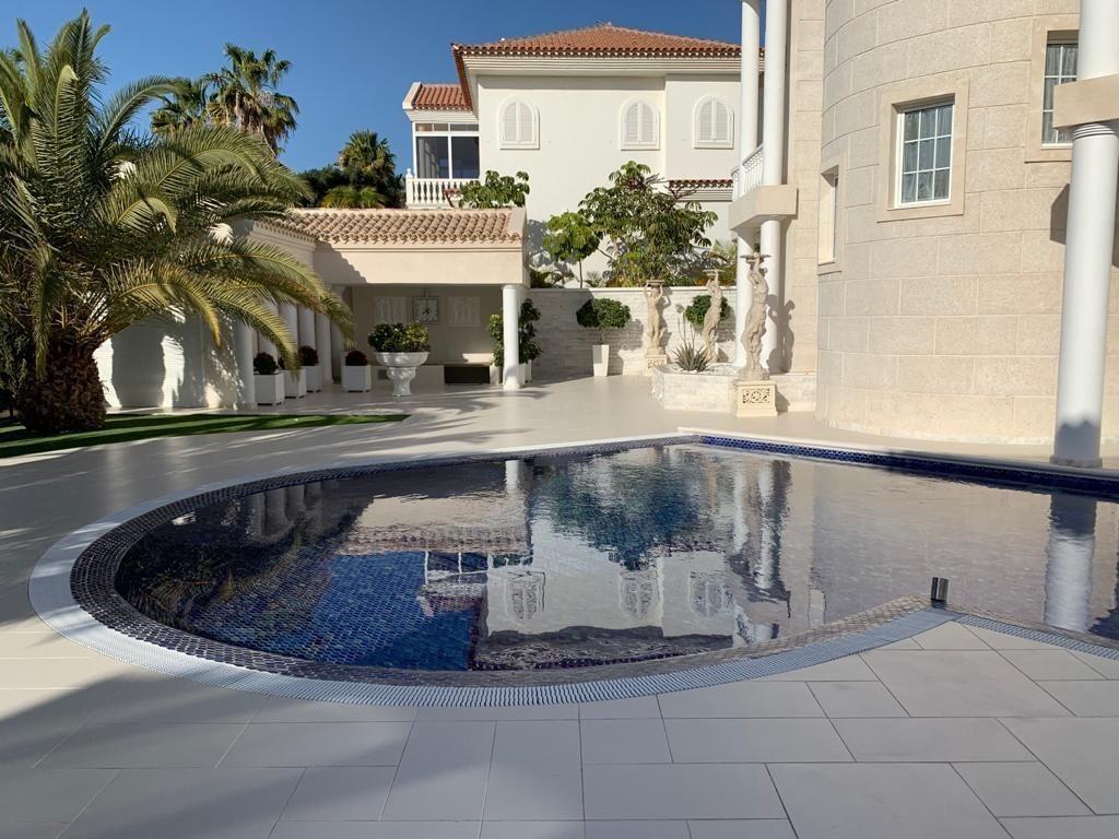 Imagen 4 de Majestuosa villa de lujo en La Caleta con vistas al mar