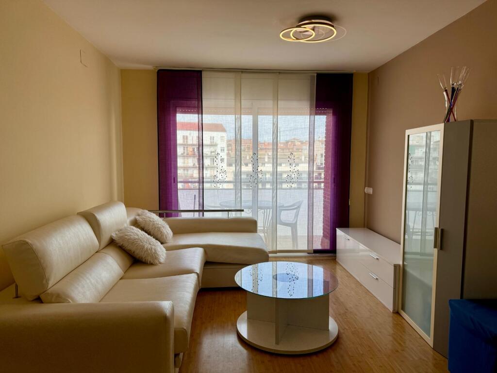 Imagen 2 de Piso seminuevo en venta en Sagrada Familia con  3 hab. parking incluido