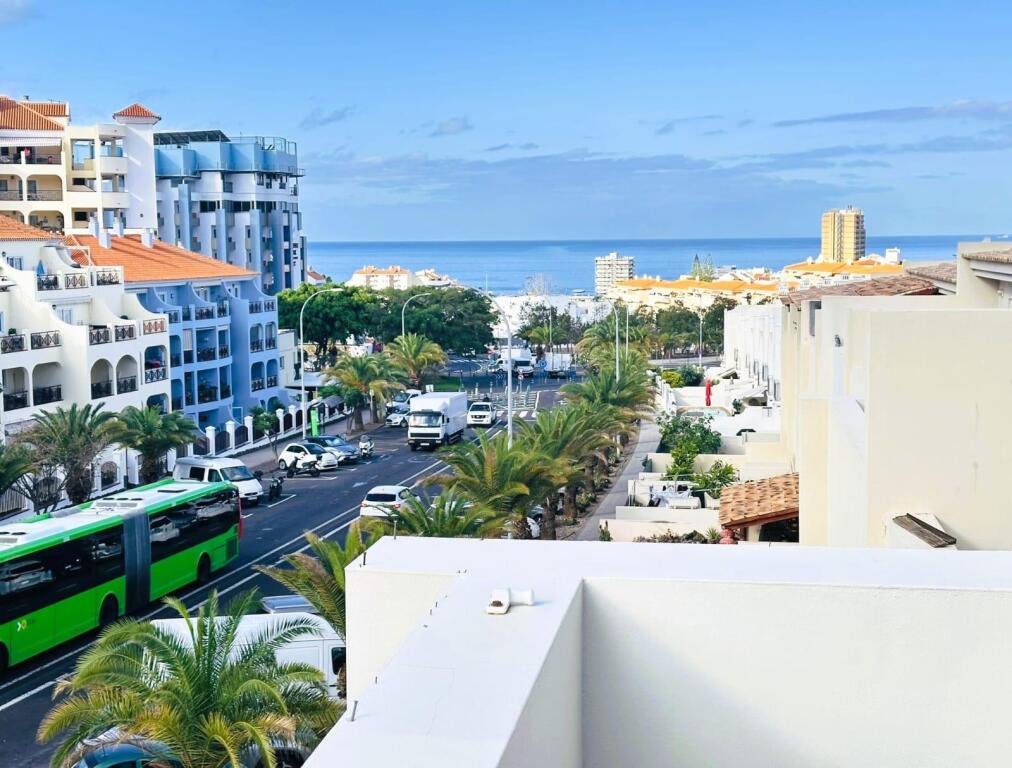 Imagen 2 de Exclusivo Chalet Adosado con Espectaculares Vistas al Mar en Los Cristianos
