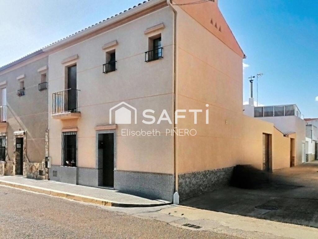 Imagen 3 de TE VES VIVIENDO AQUÍ . HAZLO REAL . Casa con patio y garaje.