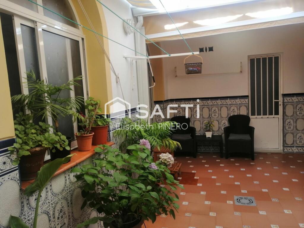 Imagen 4 de TE VES VIVIENDO AQUÍ . HAZLO REAL . Casa con patio y garaje.