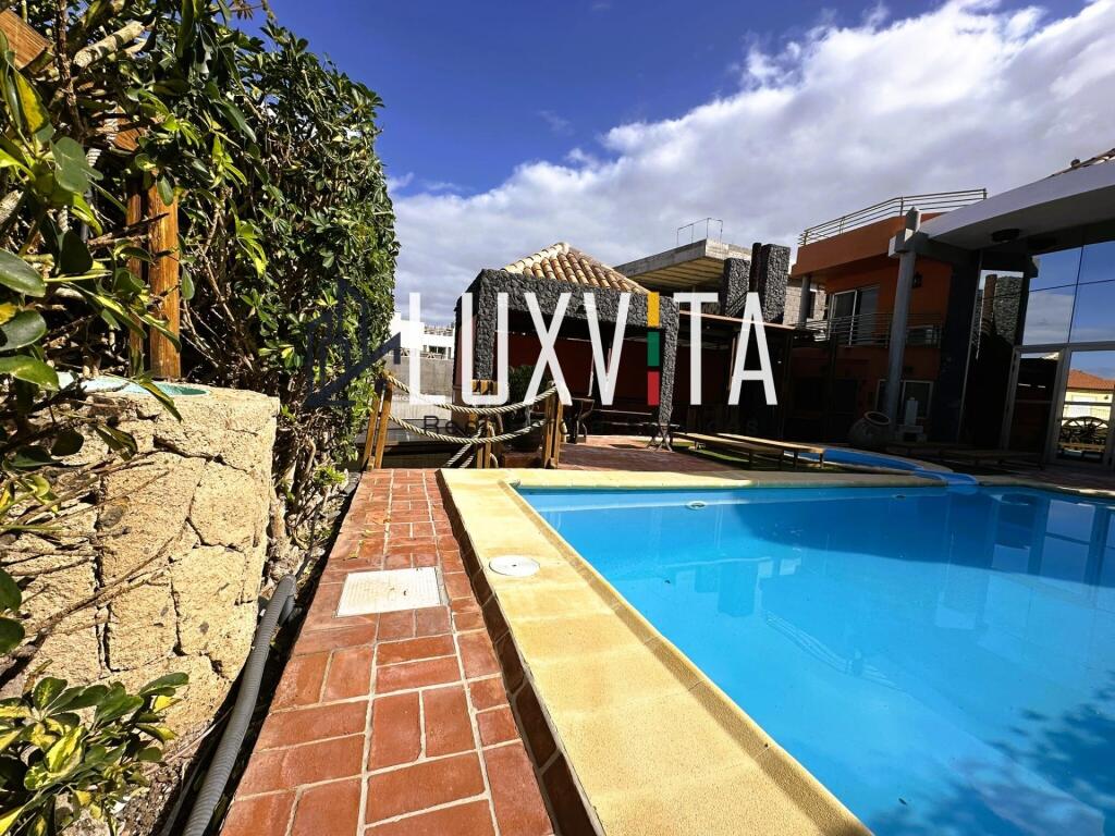 Imagen 4 de Exclusiva villa de lujo en El Madroñal – Tu oasis privado en Tenerife Sur con piscina y vistas de en