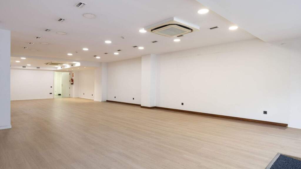 Imagen 2 de Fabuloso local comercial en la Gran Via de les Corts Catalanes