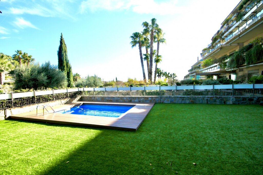 Imagen 2 de Preciosa planta baja dúplex 180m² más jardín y piscina privada