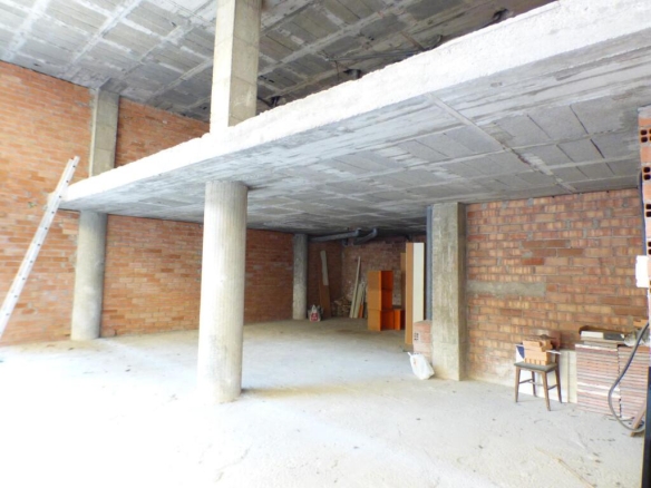 Imagen 2 de LOCAL EN VENTA CON GRAN APARADOR SITUADO EN UNA ZONA DE PASO DE MANRESA