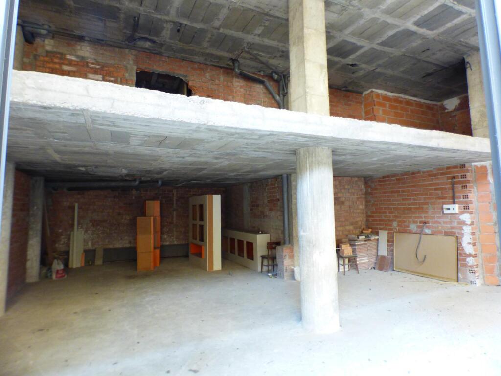 Imagen 4 de LOCAL EN VENTA CON GRAN APARADOR SITUADO EN UNA ZONA DE PASO DE MANRESA