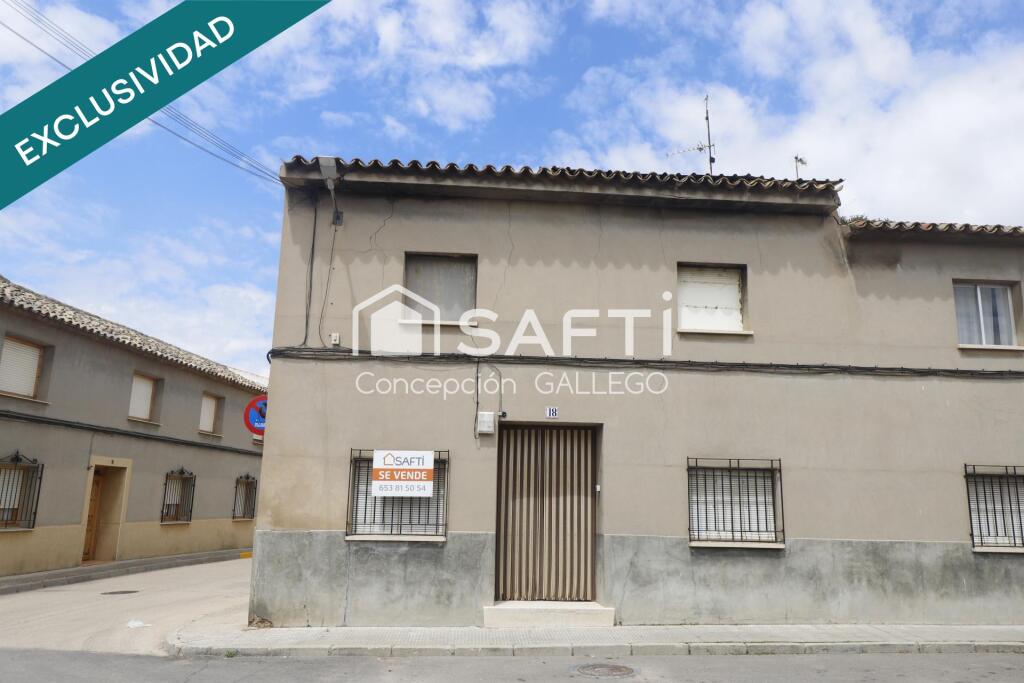 Imagen 3 de ¡Oportunidad única! Casa de dos plantas en esquina con amplios espacios y excelente ubicación.