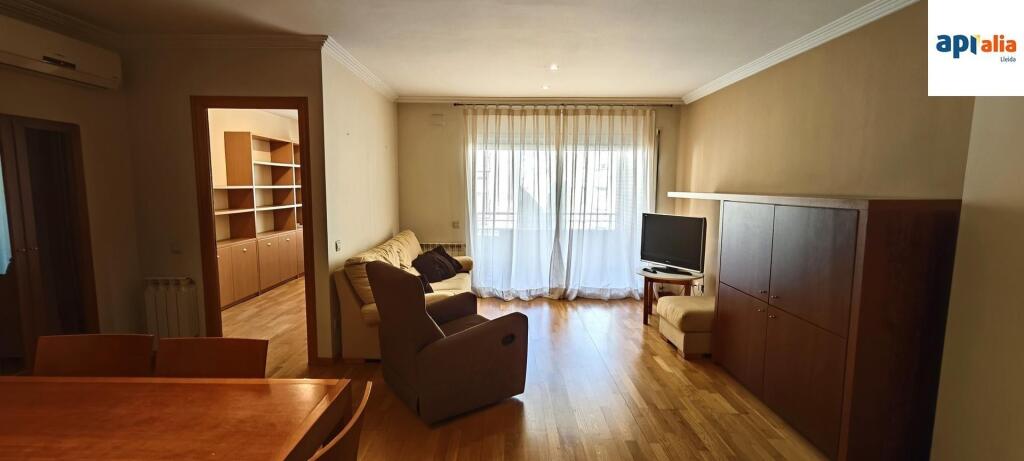 Imagen 4 de Piso amplio de 4 habitaciones con plaza de aparcamiento y trastero.