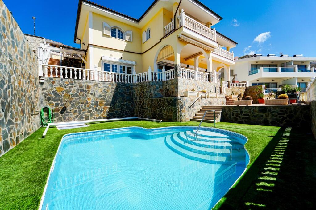 Imagen 2 de ¡Elegante villa con vistas al mar! 4 dormitorios y amplias zonas exteriores en Loma II – Arguineguín