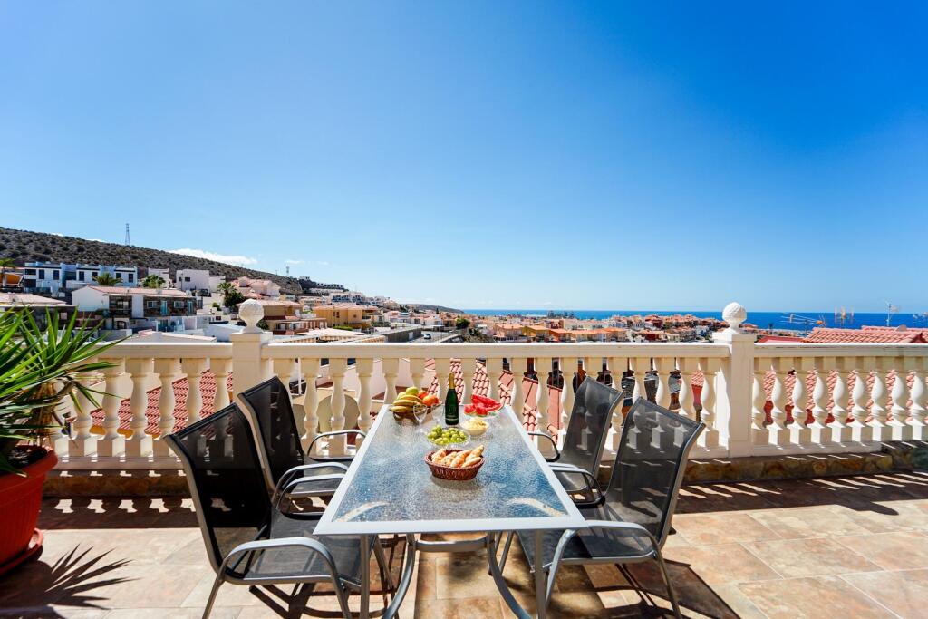 Imagen 4 de ¡Elegante villa con vistas al mar! 4 dormitorios y amplias zonas exteriores en Loma II – Arguineguín