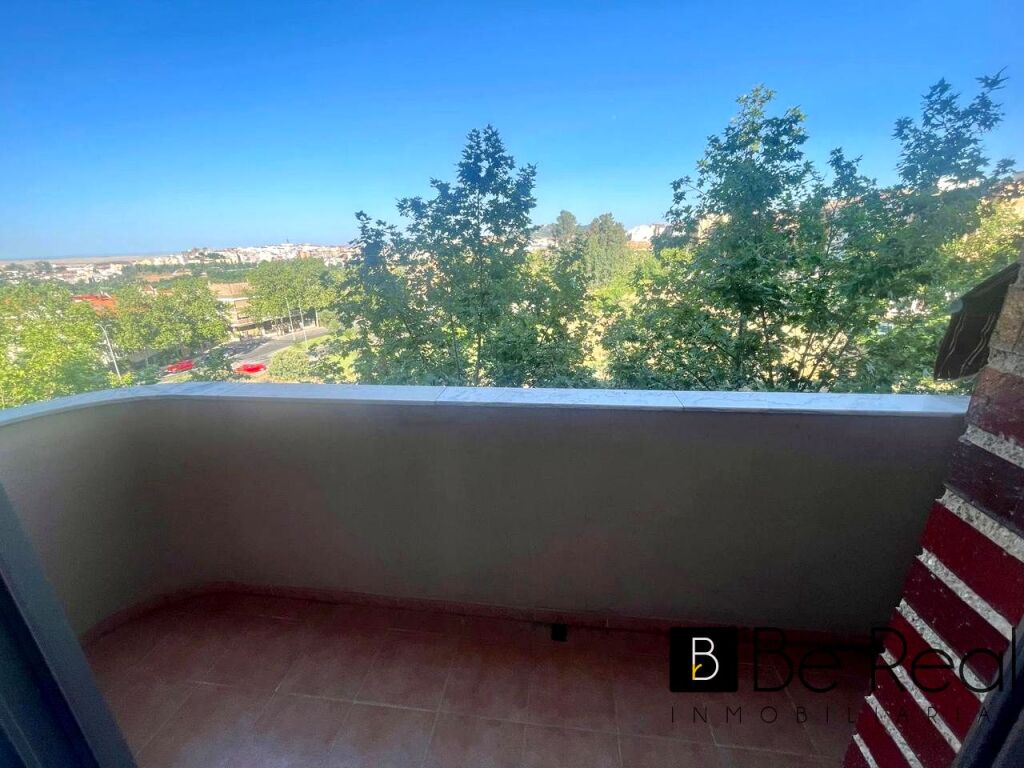 Imagen 4 de AMPLIA VIVIENDA EXTERIOR EN URBANIZACIÓN CON PISCINA (CÁCERES).
