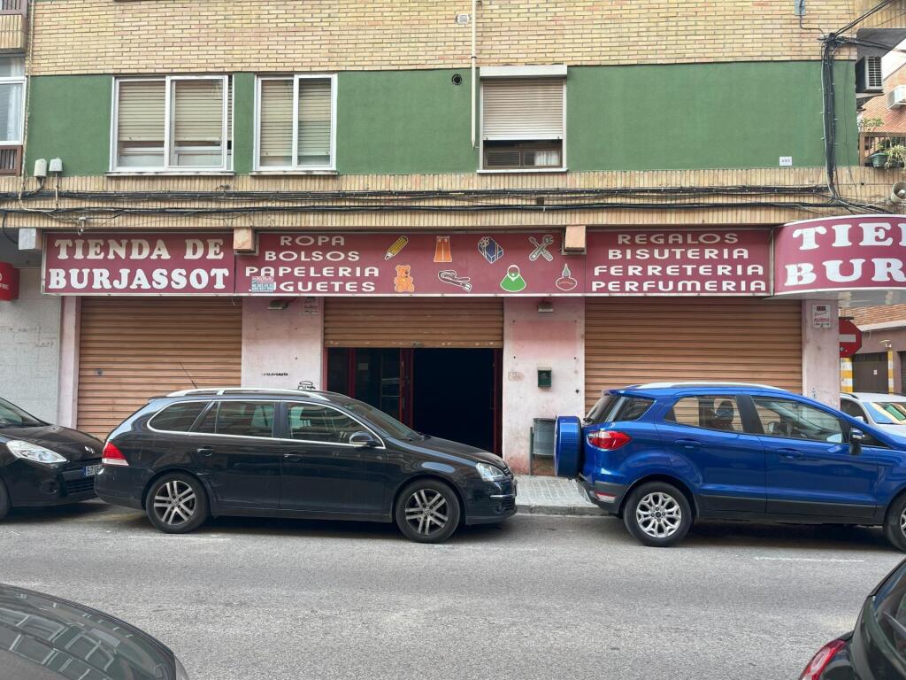 Imagen 2 de Magnífico Local Esquinero en Calle Lauri Volpi