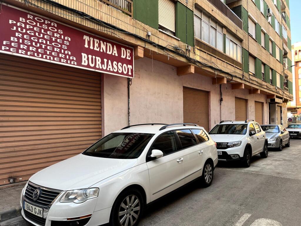Imagen 3 de Magnífico Local Esquinero en Calle Lauri Volpi
