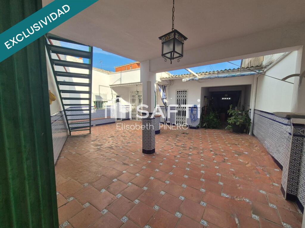Imagen 2 de Casa de  planta baja con patio y garaje. Amueblada