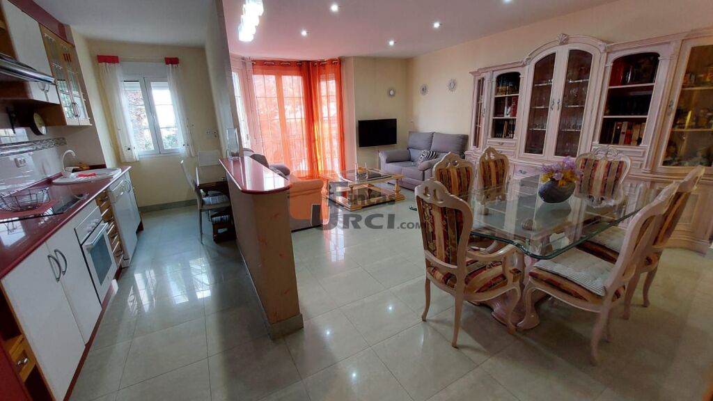Imagen 4 de Amplio piso con solarium privativo de 50 m2 con vistas al mar en el corazón de Águilas