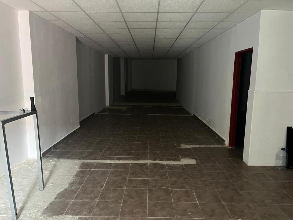 Imagen 2 de Bajo comercial con gran potencial en Calle Pedro Cabanes – Valencia