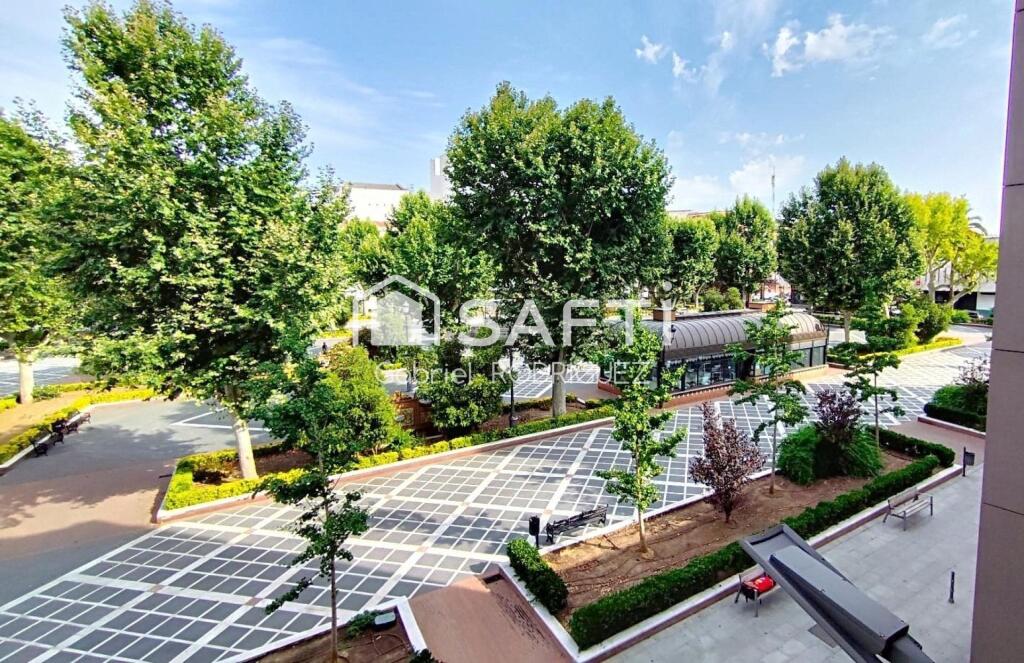 Imagen 3 de ¡Oportunidad única en el corazón de Badajoz! Piso en venta en Paseo de San Francisco