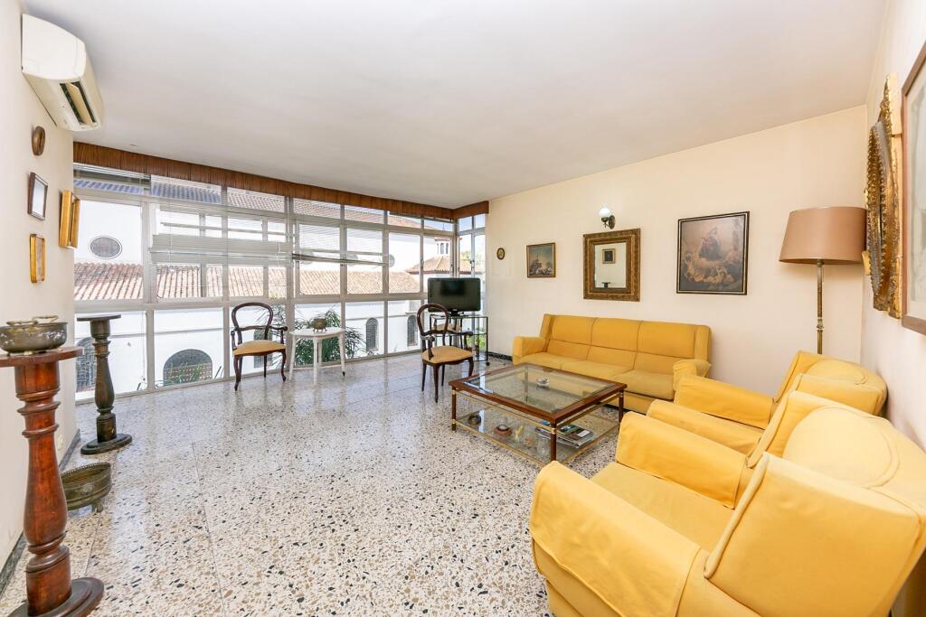 Imagen 2 de Piso de 3 habitaciones frente a la Plaza de la Constitución