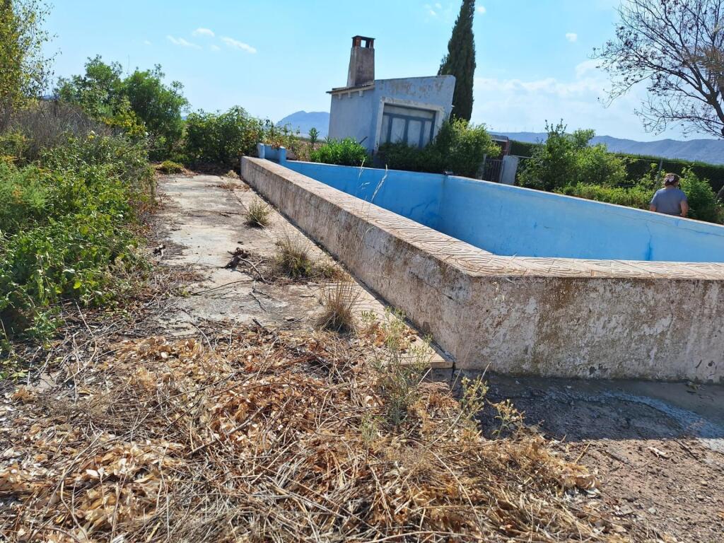 piscina y cochera de 41m²