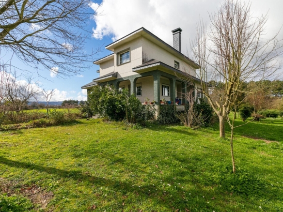 Imagen 1 de Magnífica Casa Moderna en Silleda con Terreno y Vistas Impresionantes