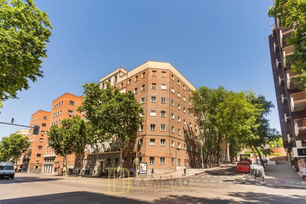 Imagen 2 de MARAVILLOSA VIVIENDA CON SIETE VENTANAS AL PASEO REINA CRISTINA Y VISTAS DESPEJADAS.