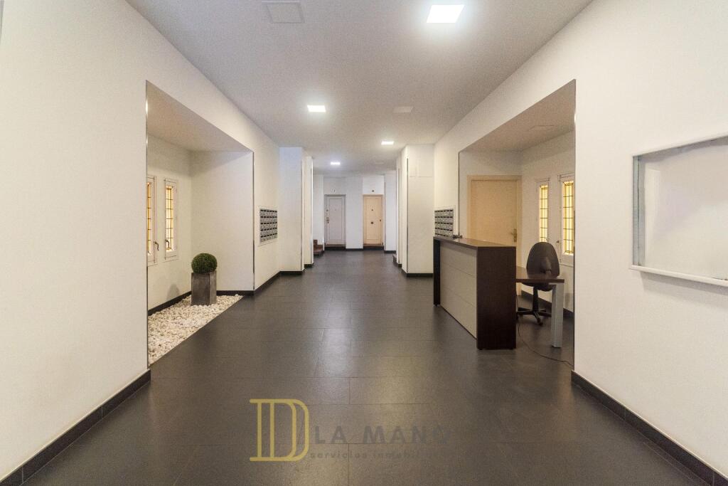 Imagen 3 de MARAVILLOSA VIVIENDA CON SIETE VENTANAS AL PASEO REINA CRISTINA Y VISTAS DESPEJADAS.