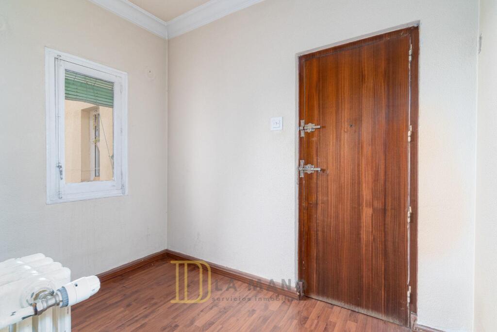 Imagen 4 de MARAVILLOSA VIVIENDA CON SIETE VENTANAS AL PASEO REINA CRISTINA Y VISTAS DESPEJADAS.