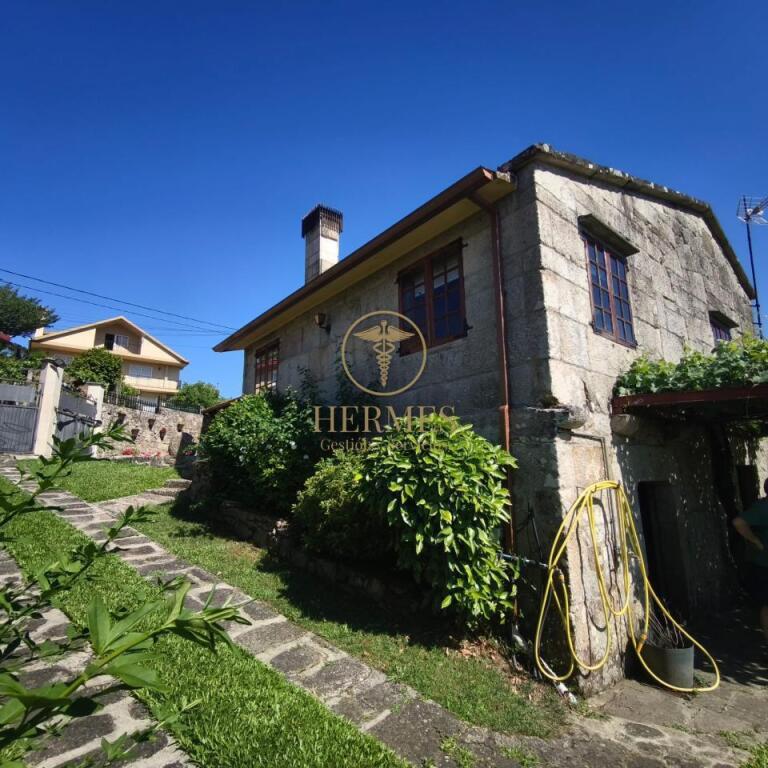 con finca de 1800 m2 en Mondariz