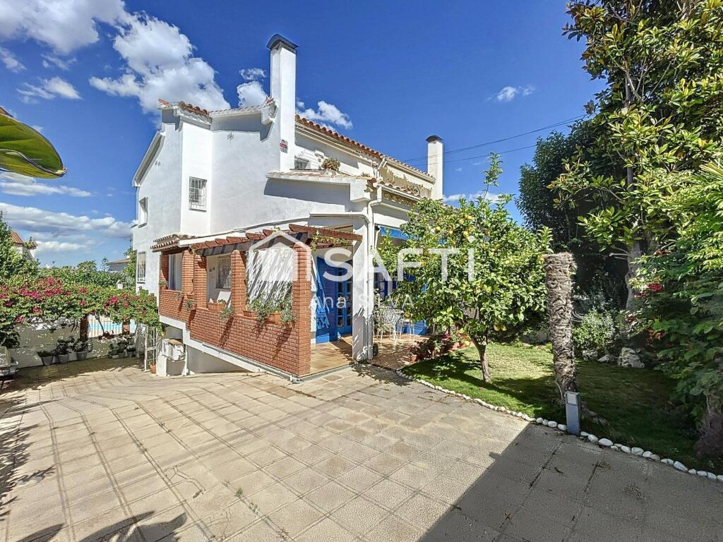 con piscina y bonitos jardines exteriores